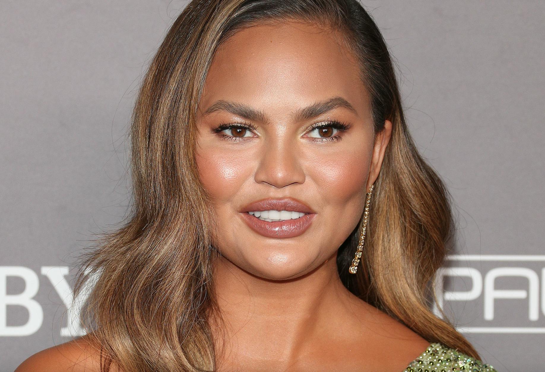 https://imgix.seoghoer.dk/media/article/chrissy-teigen-sh.png