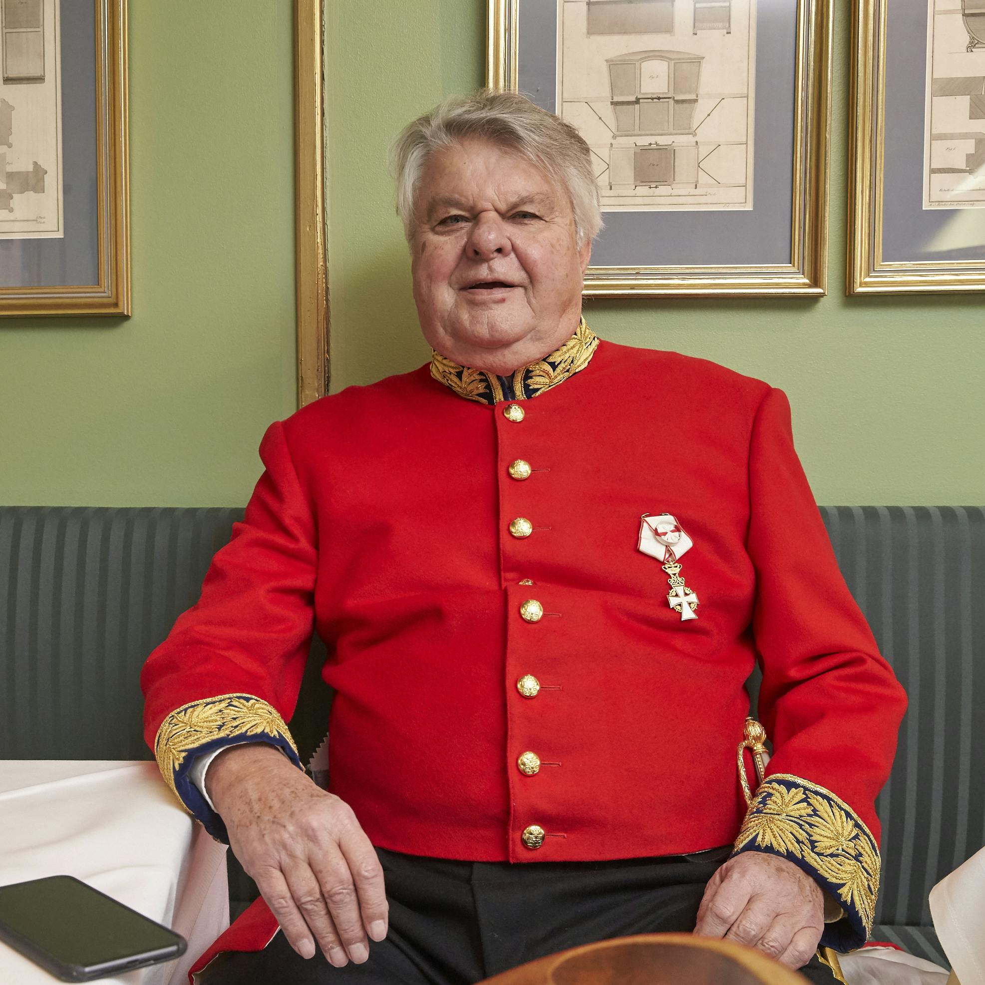 De 112 kg fik det nogle gange til at se sprængfarligt ud, når den 75-årige kammerherre og hofjægermester Christian Hjær skulle i uniform.