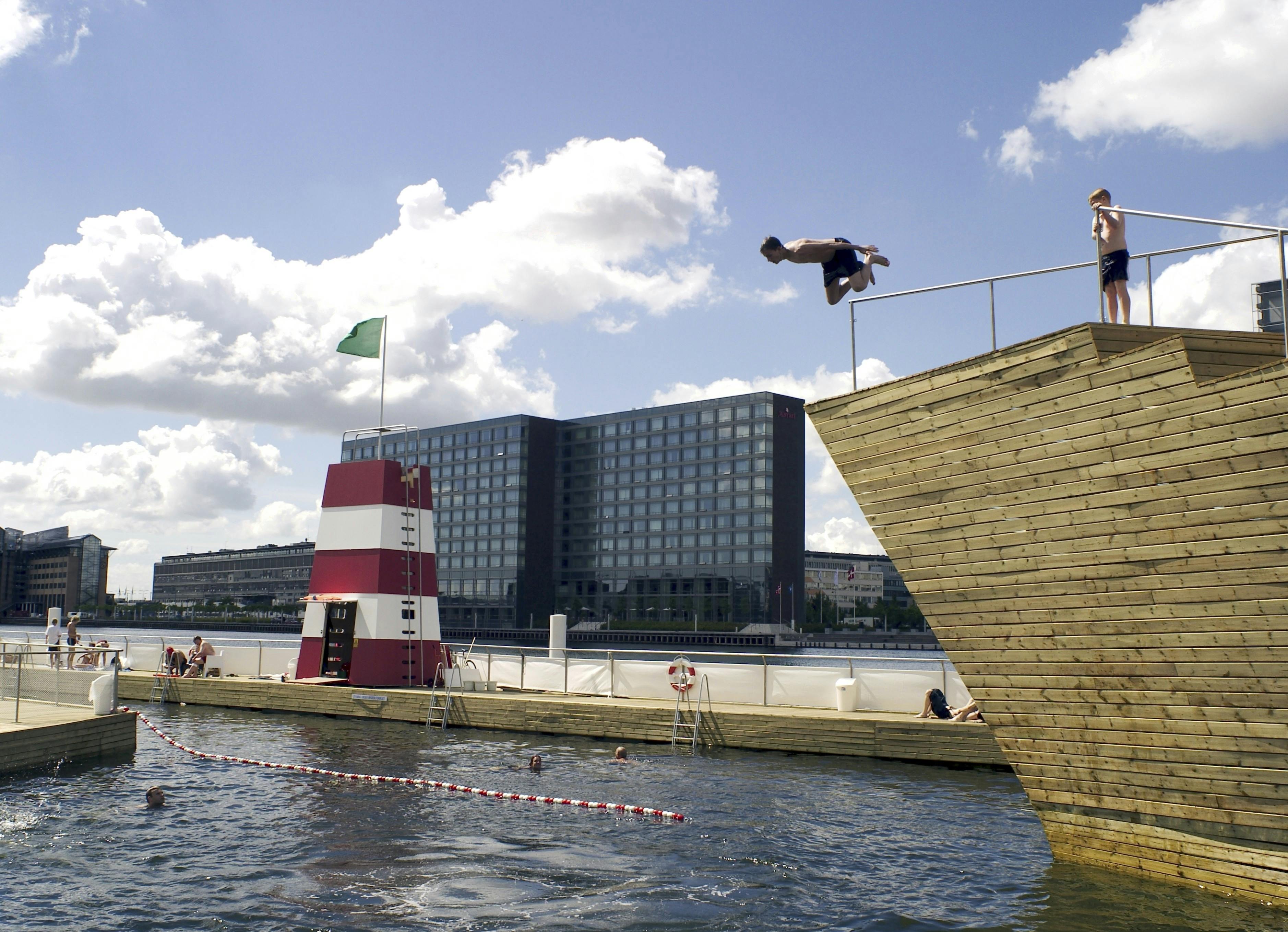 https://imgix.seoghoer.dk/media/article/copenhagen-islands-brygge-harbor-bath.jpg