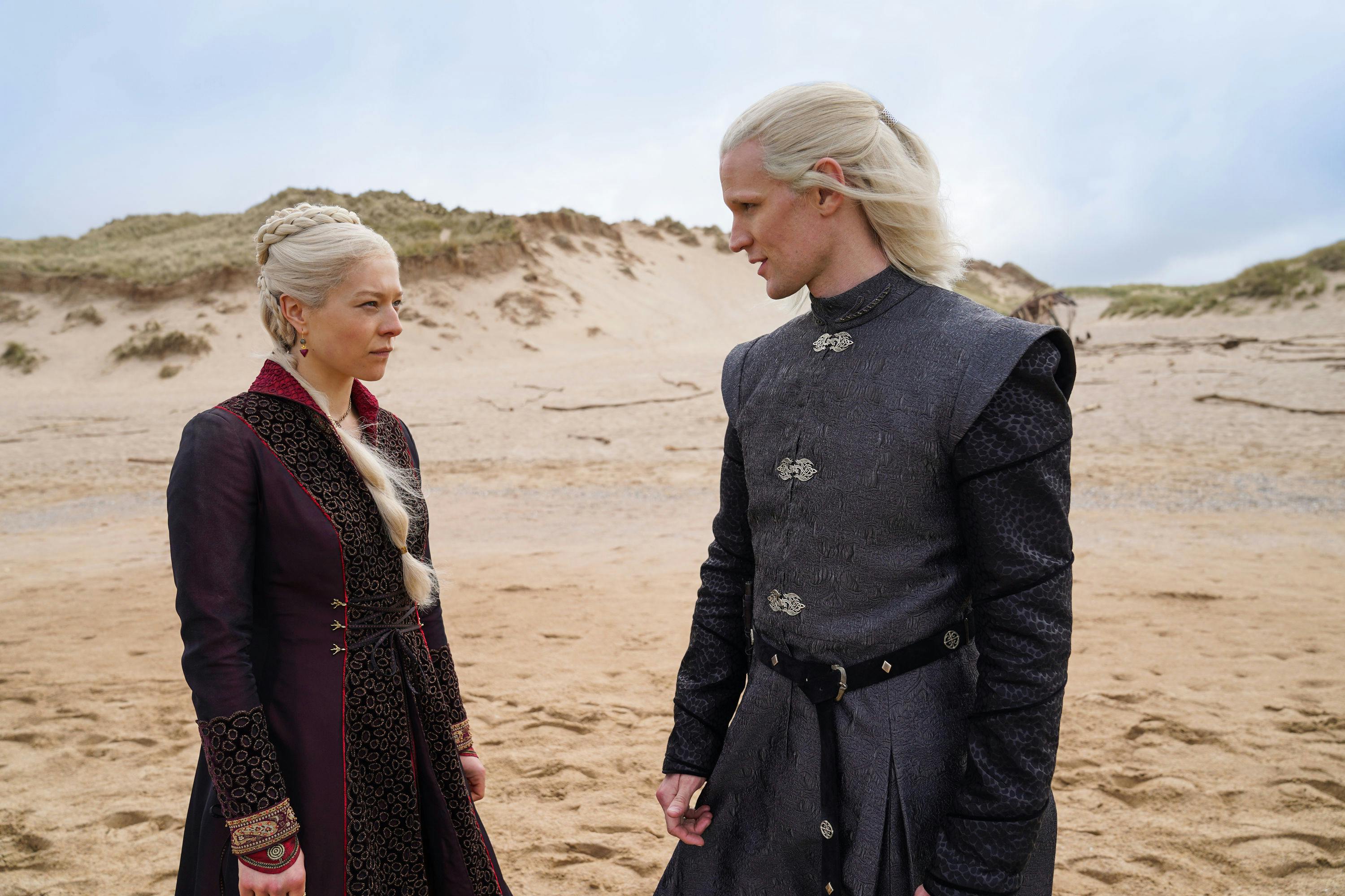 "The Crown"-stjernen Matt Smith (th.) spiller rollen som Daemon Targaryen i den kommende "Game of Thrones"-serie "House ot the Dragon". 