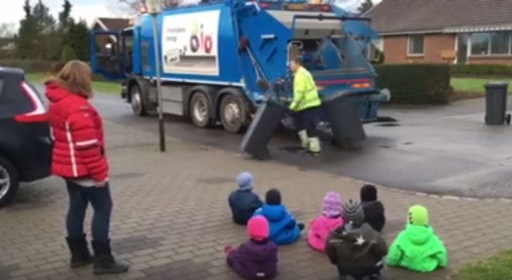 https://imgix.seoghoer.dk/media/article/dagplejeboern_kigger_paa_skraldemaend.jpg