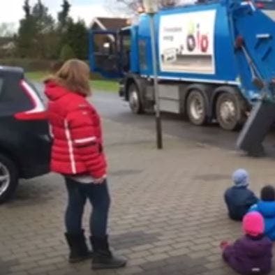 https://imgix.seoghoer.dk/media/article/dagplejeboern_kigger_paa_skraldemaend.jpg