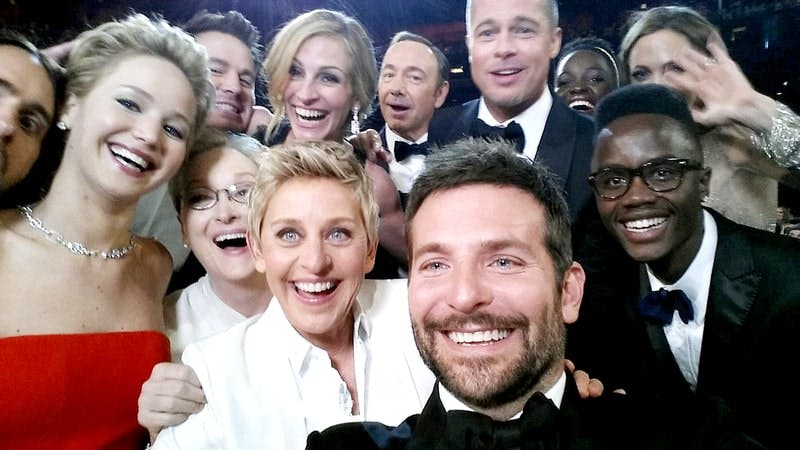 https://imgix.seoghoer.dk/media/article/ellen-degeneres-selfie-zoom-f0c77f5d-3b93-4f1c-94ec-2c8af22452e9.jpg