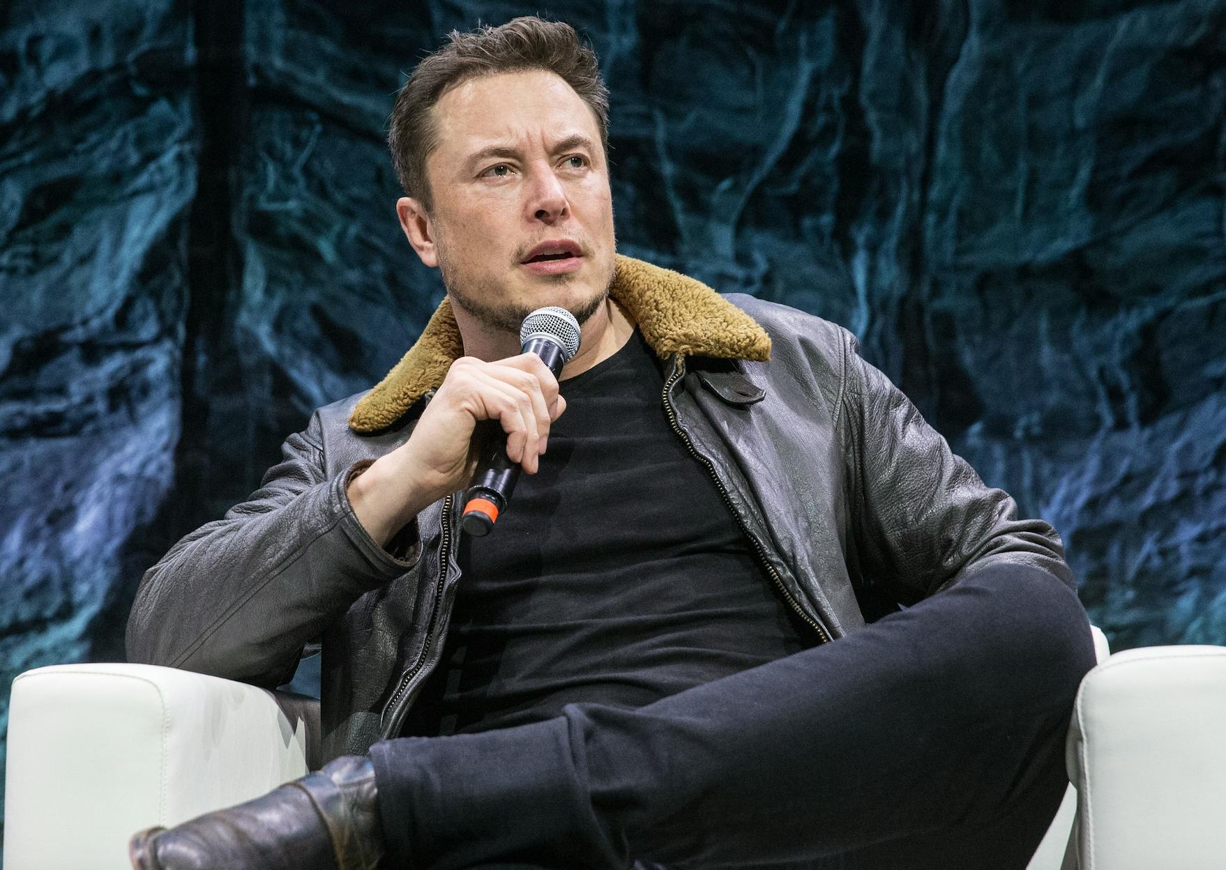 SpaceX-grundlæggeren Elon Musk har købt Twitter.