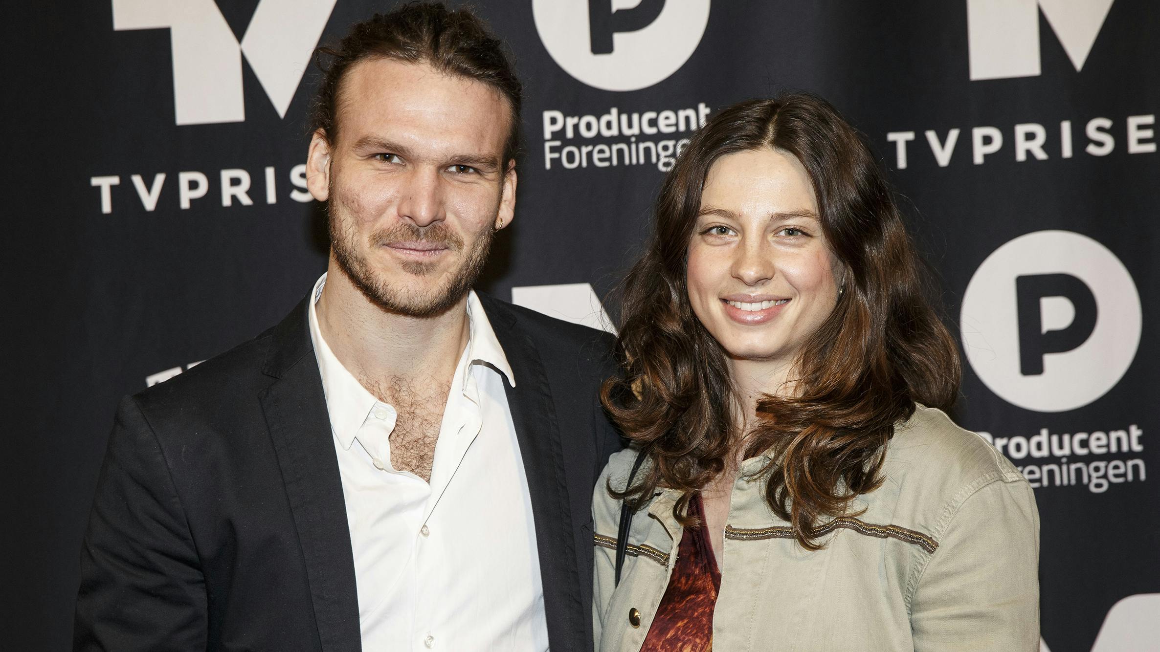 Emil Midé Erichsen, 32, faldt for sin jævnaldrende gymnasieveninde Louise Ravn Otte, da de sejlede Jorden rundt på Havana. I 2018 blev de forældre til sønnen Hugo og i august sidste kom Rumle til verden.