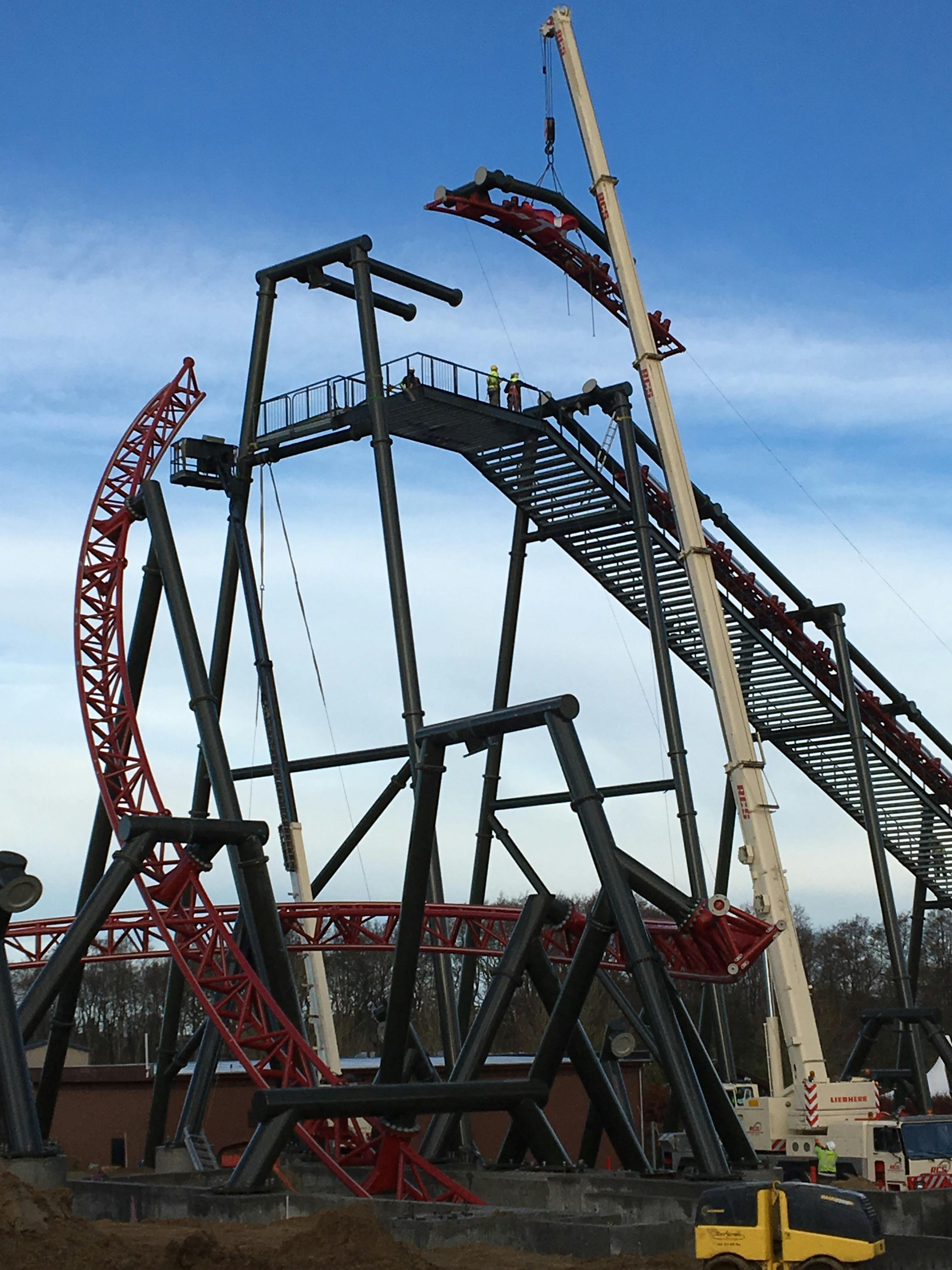 https://imgix.seoghoer.dk/media/article/europas_hurtigste_og_laengste_family_suspended_coaster_hoejeste_punkt_i_30_meters_hoejde_loeftes_paa_plads_25.11.16_4.jpg