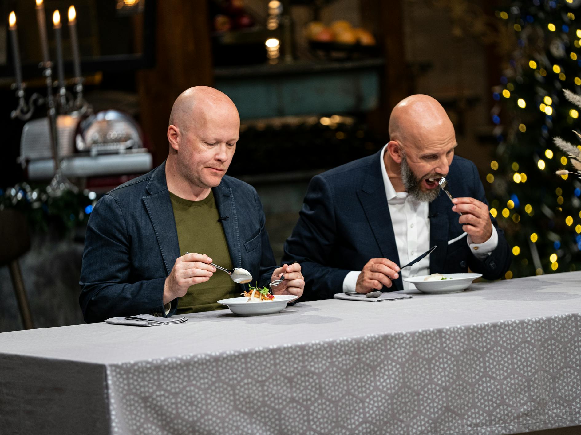 https://imgix.seoghoer.dk/media/article/finale_masterchef_jul_2021_dommerne_smager_paa_retterne_mielcke.png