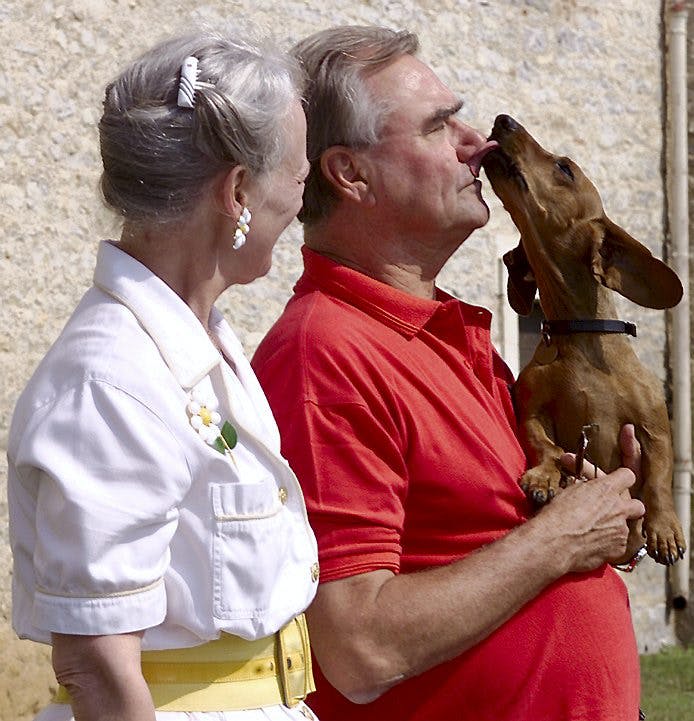 https://imgix.seoghoer.dk/media/article/henrik_og_margrehe_og_deres_hund_i_cahors_i_2000.jpg