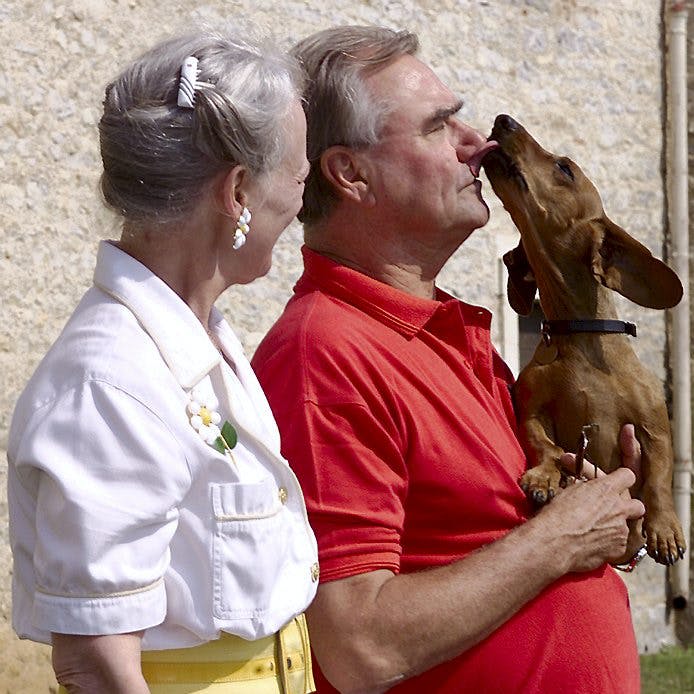 https://imgix.seoghoer.dk/media/article/henrik_og_margrehe_og_deres_hund_i_cahors_i_2000.jpg