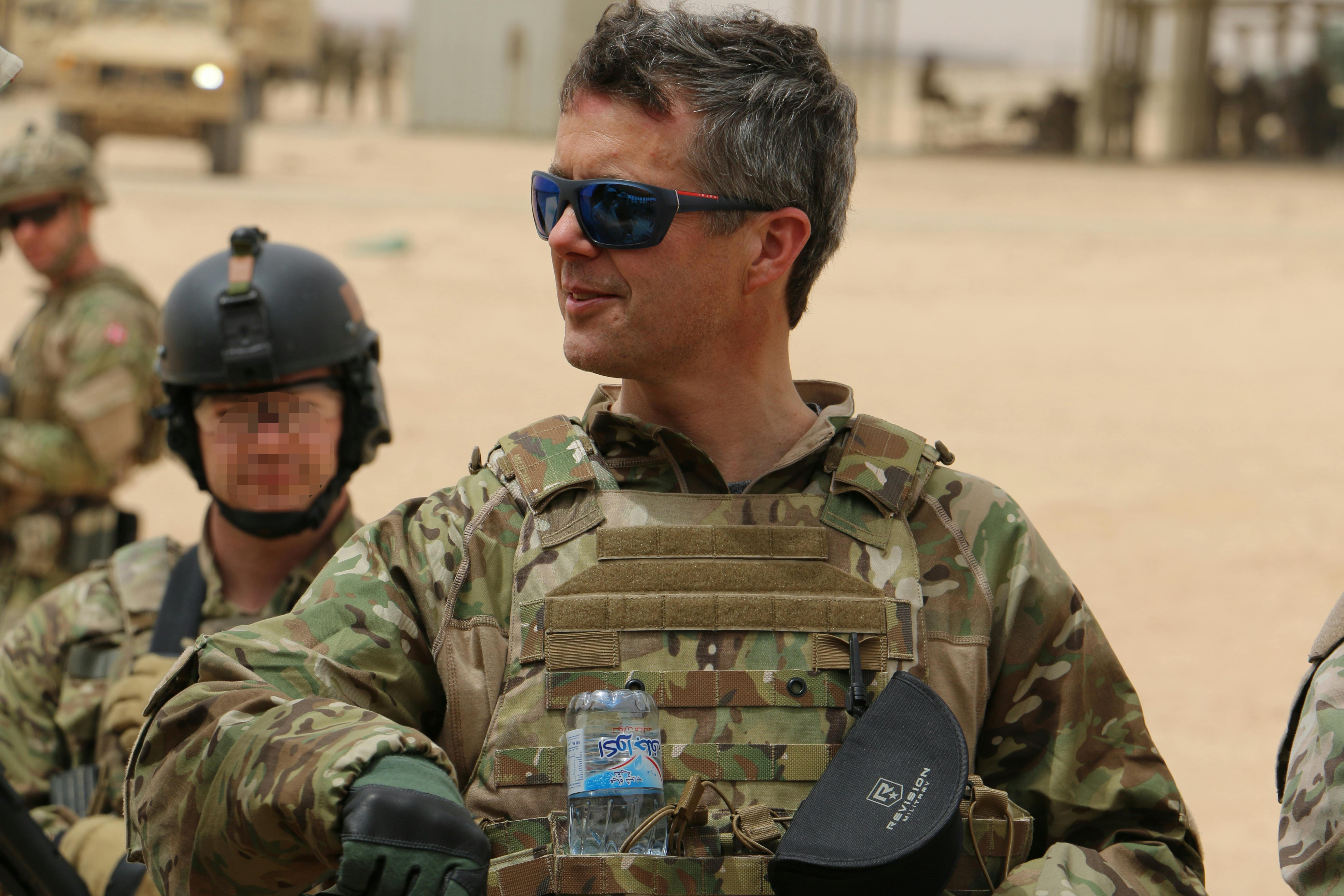 https://imgix.seoghoer.dk/media/article/hkh_kronprinsen_pn_skydebanen_under_bescg_hos_de_danske_tranerne_pn_al_asad_air_base_irak._.jpg
