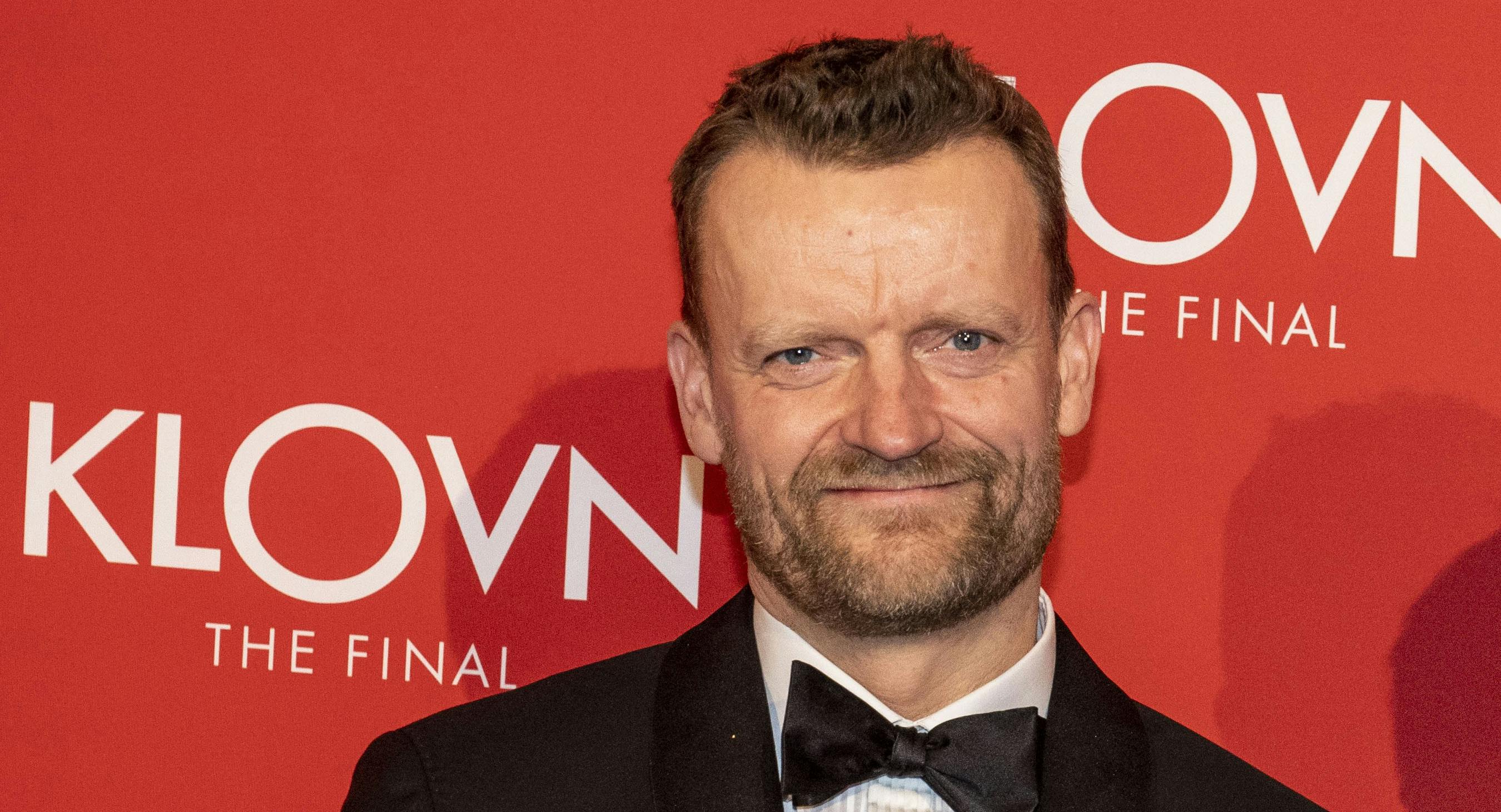 Frank Hvam fylder pengetanken.