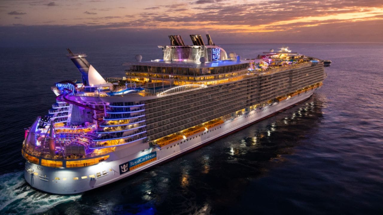 https://imgix.seoghoer.dk/media/article/image-1-oasis-of-the-seas-luxury-cruise-liner.jpg