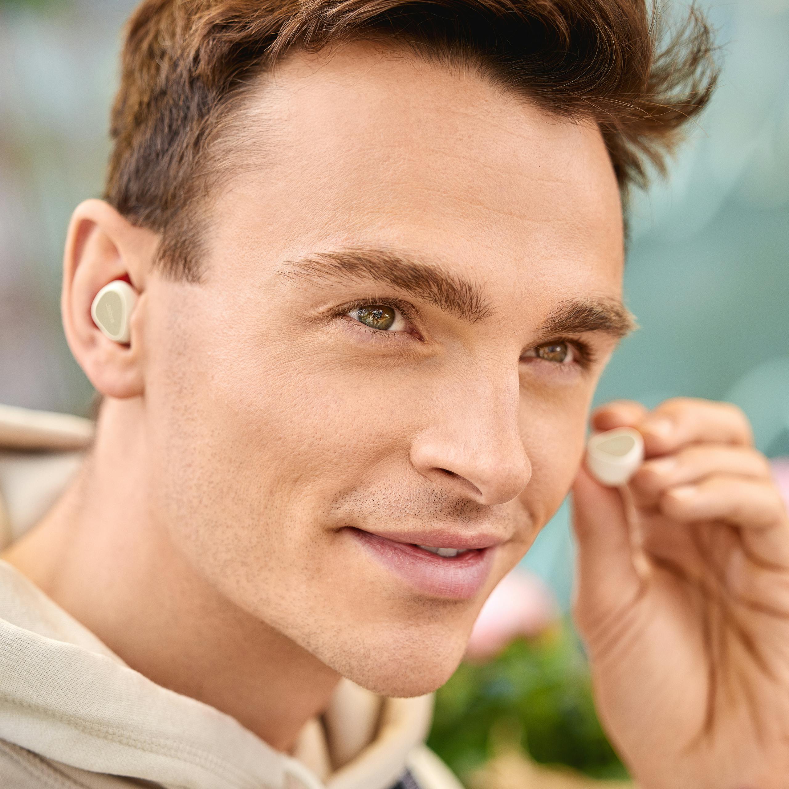 https://imgix.seoghoer.dk/media/article/jabra_elite_3_light_beige_male_street_1_medium.jpg