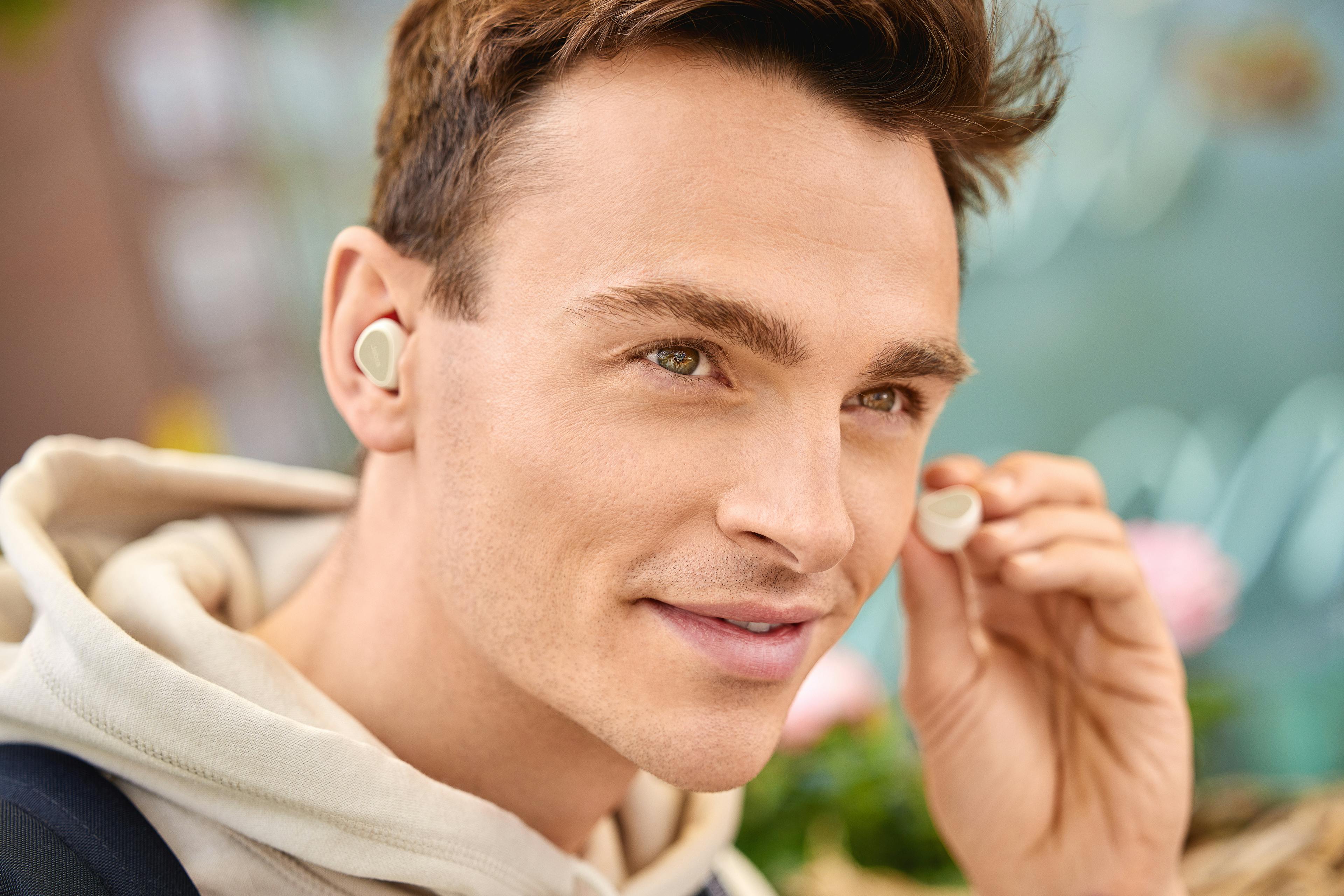 https://imgix.seoghoer.dk/media/article/jabra_elite_3_light_beige_male_street_1_medium.jpg
