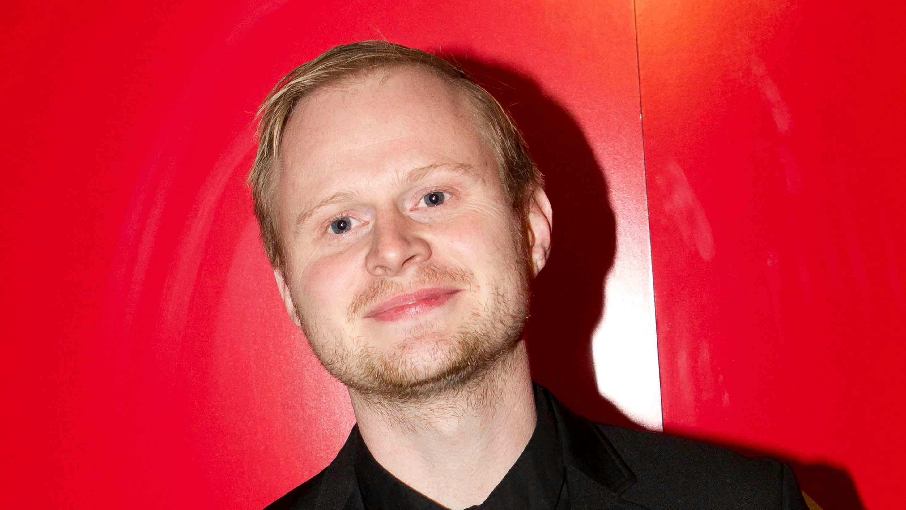 Jonatan Spang tjener både sine penge på at forholde sig nogenlunde til sandheden ovre på DR og sine one man-shows.