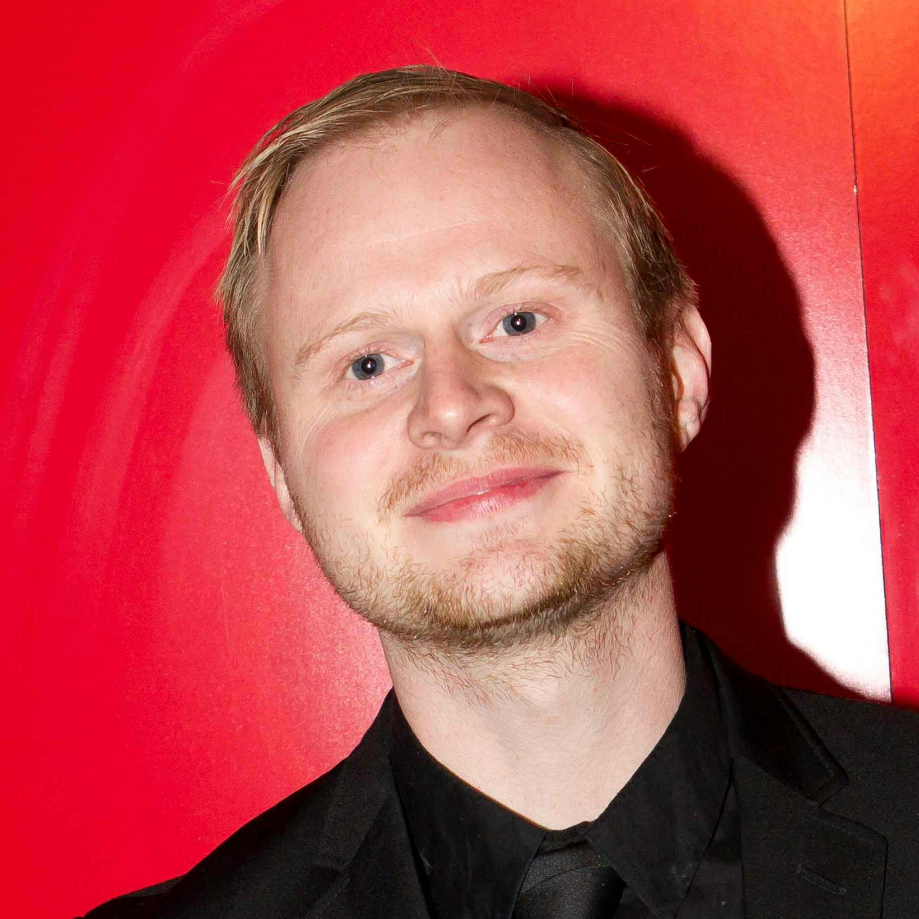 Jonatan Spang tjener både sine penge på at forholde sig nogenlunde til sandheden ovre på DR og sine one man-shows.