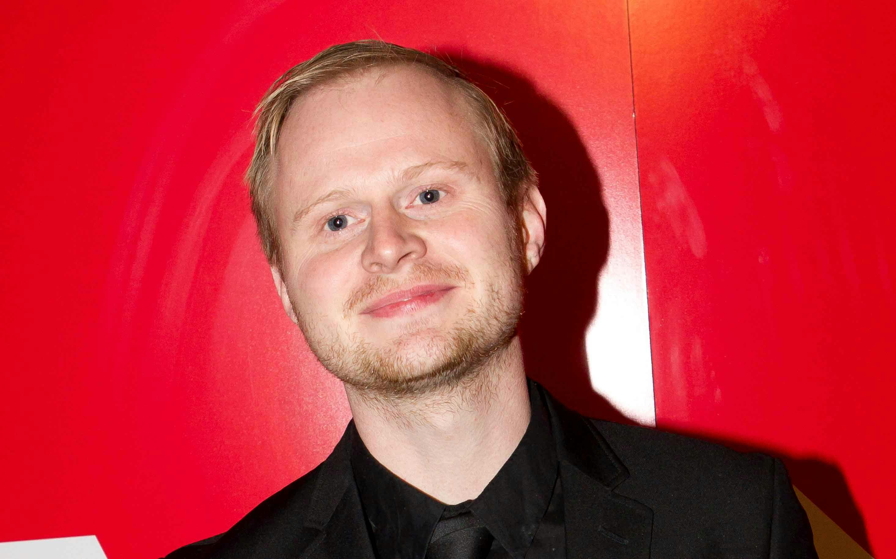 Jonatan Spang tjener både sine penge på at forholde sig nogenlunde til sandheden ovre på DR og sine one man-shows.