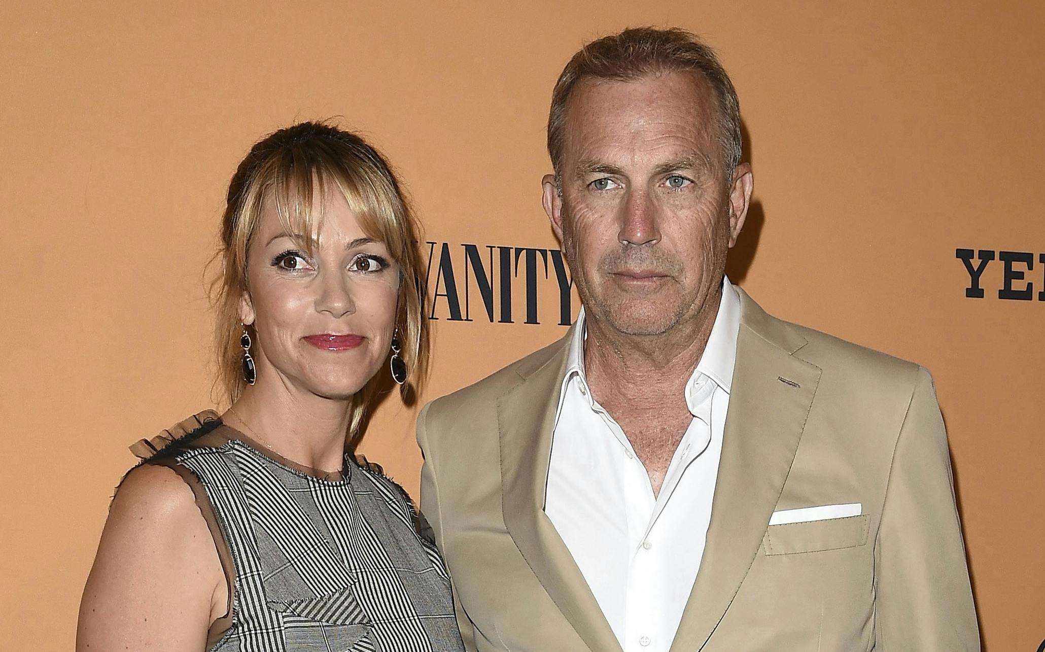 https://imgix.seoghoer.dk/media/article/kevin_costner_64_og_fru_christine_baumgartner_45_har_vaeret_gift_siden_2004.jpg