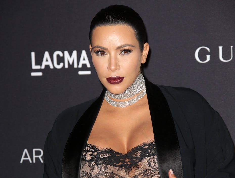 https://imgix.seoghoer.dk/media/article/kim-kardashian-west-har-foedt-nu-skal-hun-under-kniven-plastikkirurgi-efter-foedsel.jpg