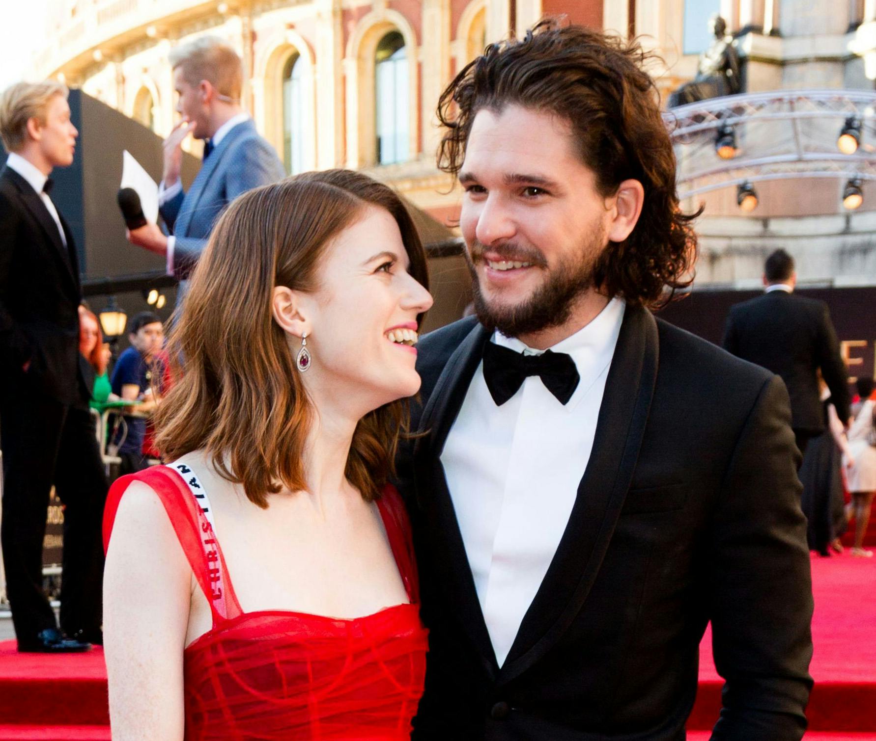 https://imgix.seoghoer.dk/media/article/kit-harington-rose-leslie-270917.jpg