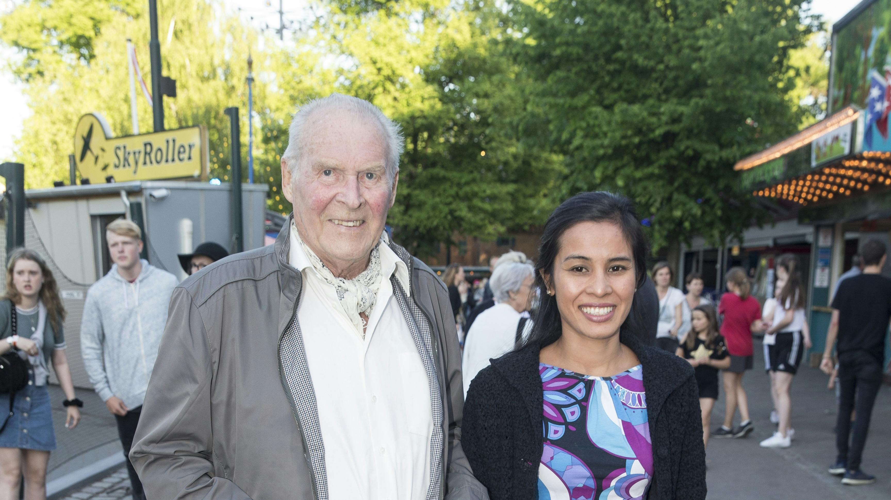 Klaus Pagh og hans 45 år yngre hustru Nancy ankom hånd i hånd til Bakkens Hvile