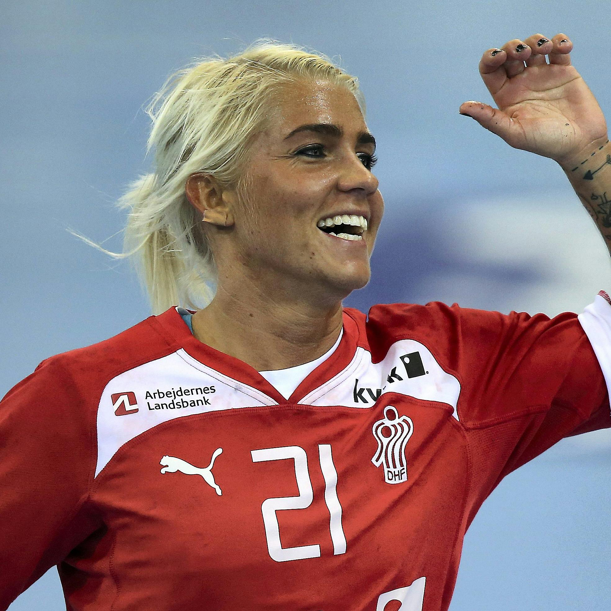 https://imgix.seoghoer.dk/media/article/kristina_kristiansens_smiler_og_viser_sin_arm_frem_i_haandboldkamp.jpg