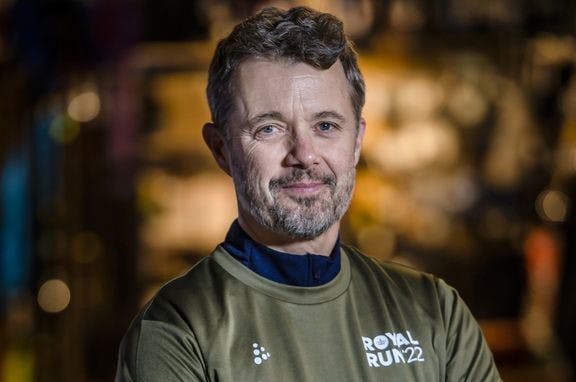 https://imgix.seoghoer.dk/media/article/kronprinsen_i_den_nye_royal_run_t-shirt_fotomatthew_james.jpg