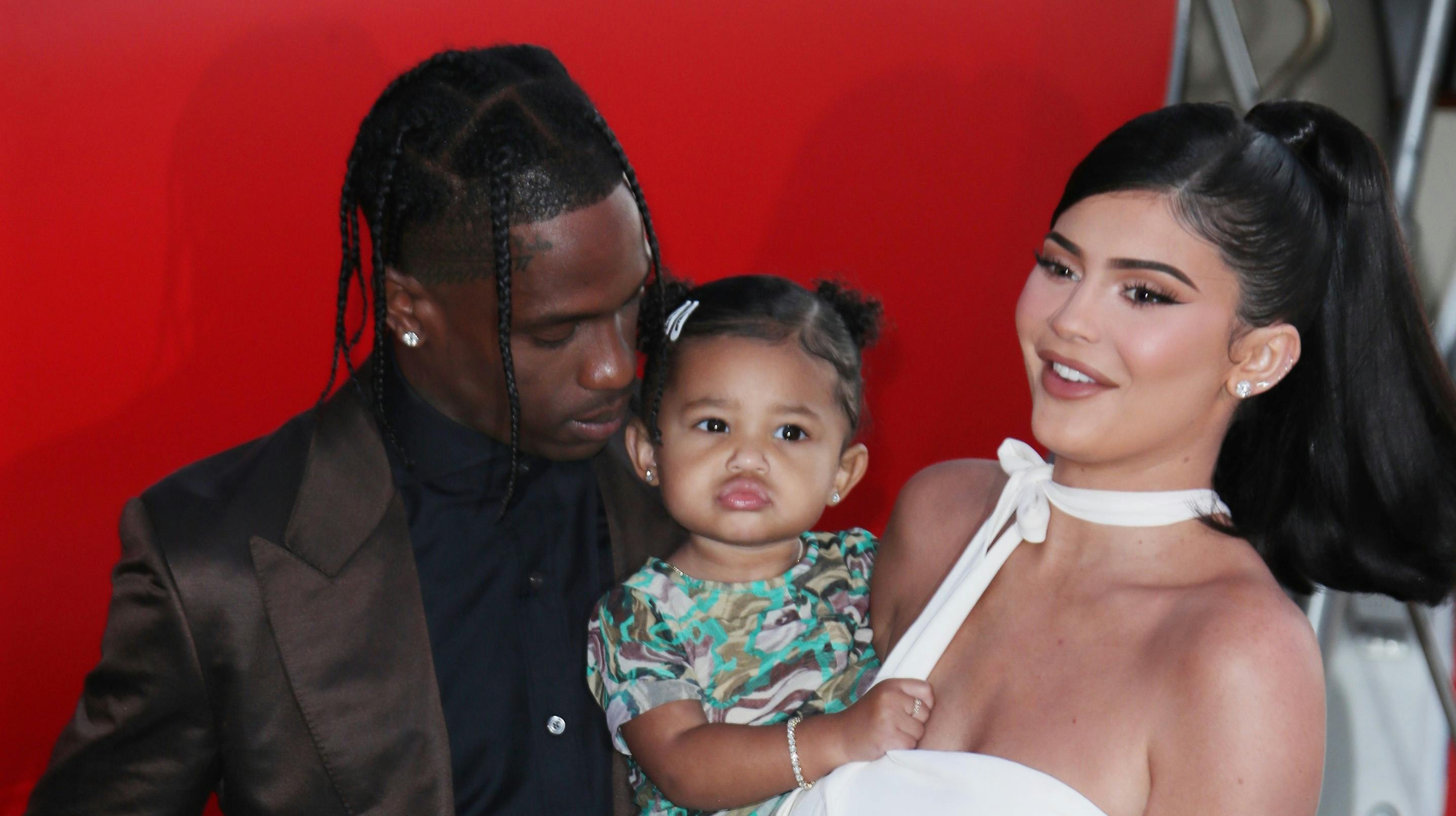 Kylie Jenner og Travis Scott sammen med datteren Stormi.