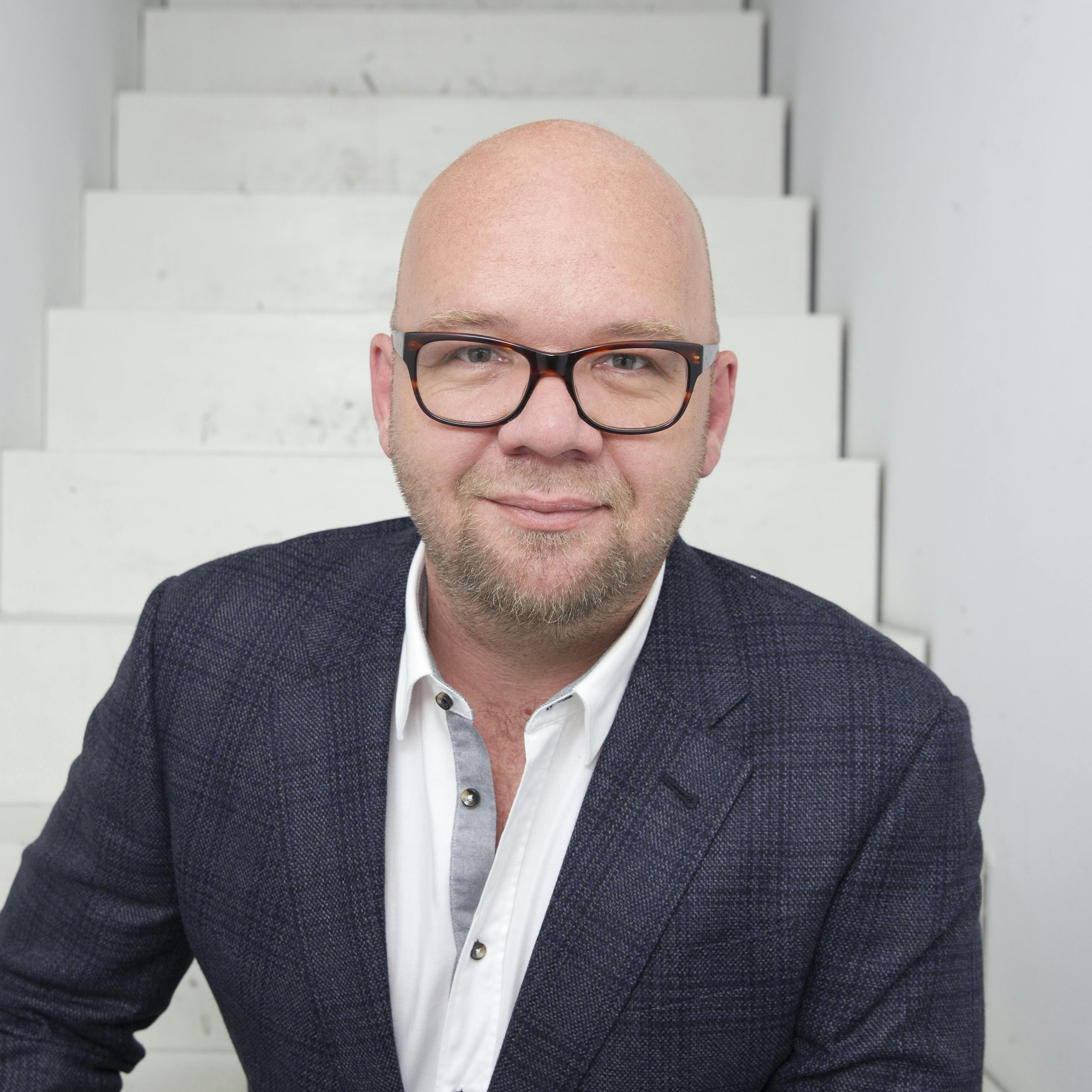 https://imgix.seoghoer.dk/media/article/lars_hjortshoej_sidder_paa_en_trappe.jpg