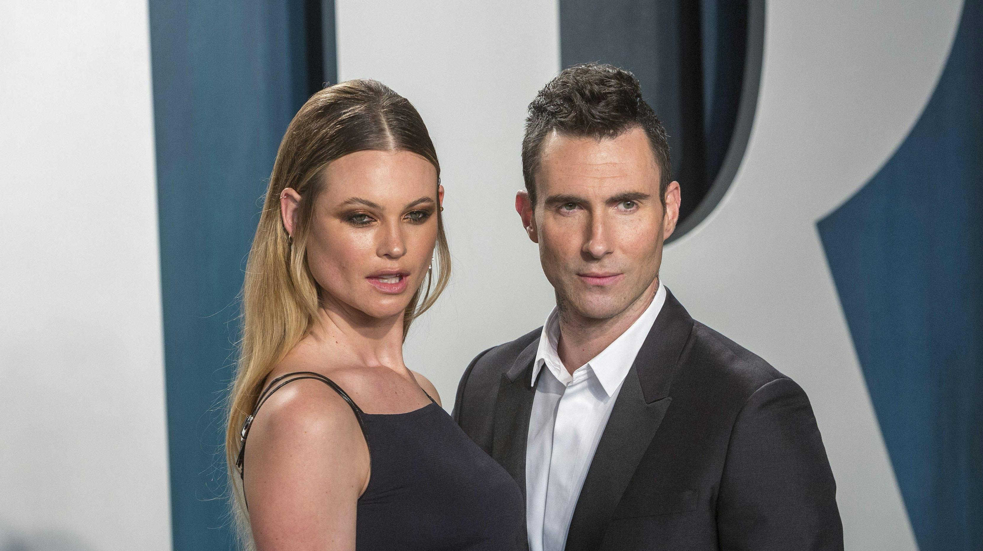 Adam Levine fotograferet med sin hustru Behati Prinsloo tilbage i februar 2020.