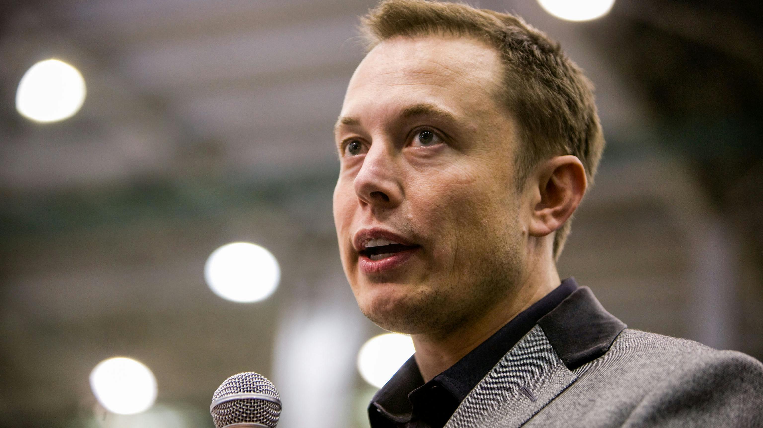 Elon Musk forstår vanen tro at skabe drama om sig selv.