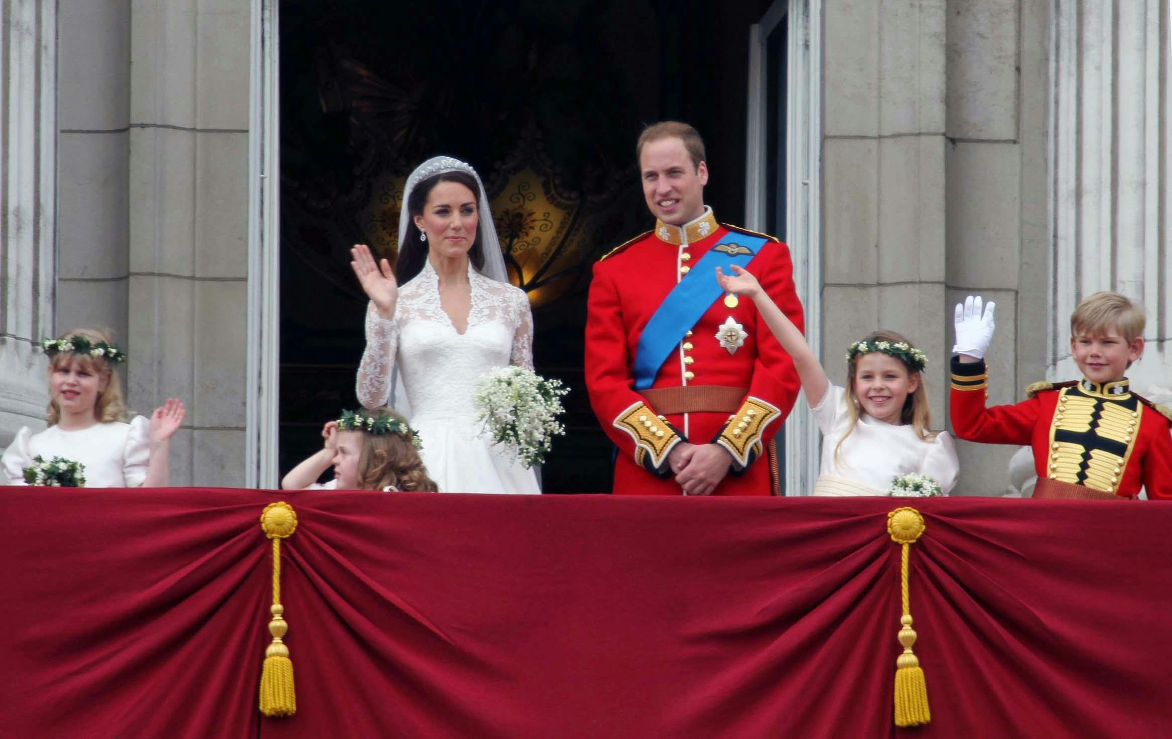 frisør F.Kr. Manga Kate Middleton fornærmede dronningen på sin bryllupsdag: Kagen var for stor  | SE og HØR
