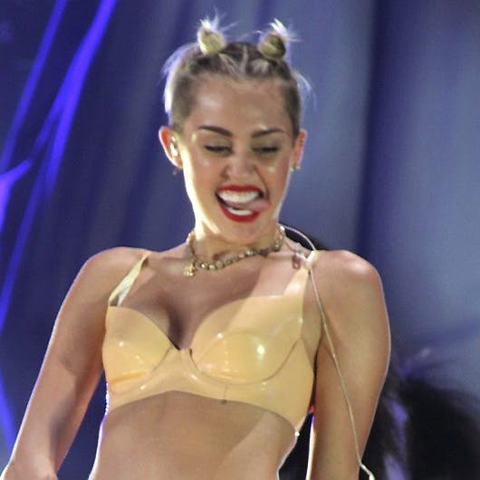 https://imgix.seoghoer.dk/media/article/miley_cyrus_aop_front.jpg