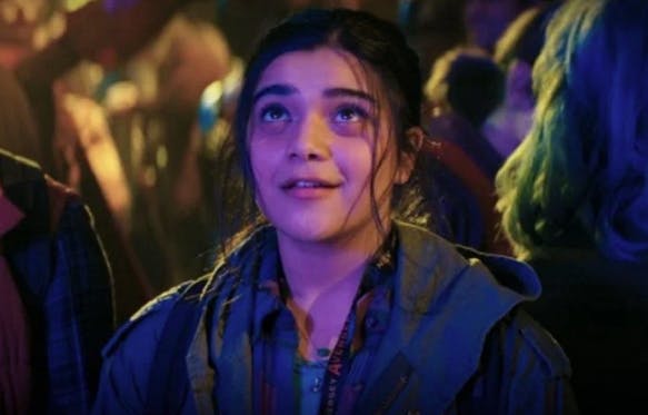 Iman Vellani spiller rollen som den søde teenager Kamala Khan, der er kæmpe fan af Captain Marvel - og pludselig selv bliver til en superhelt.