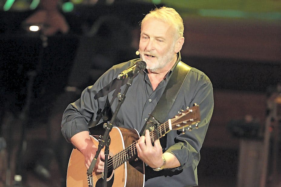 https://imgix.seoghoer.dk/media/article/niels_hausgaard_med_guitar.jpg