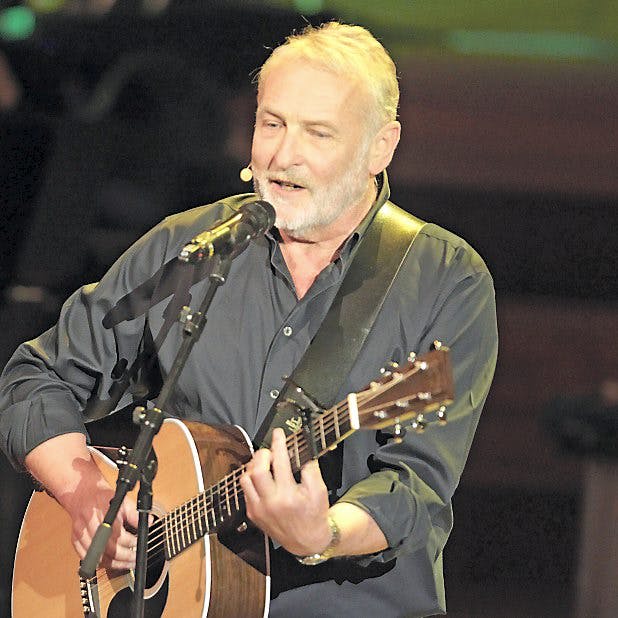 https://imgix.seoghoer.dk/media/article/niels_hausgaard_med_guitar.jpg