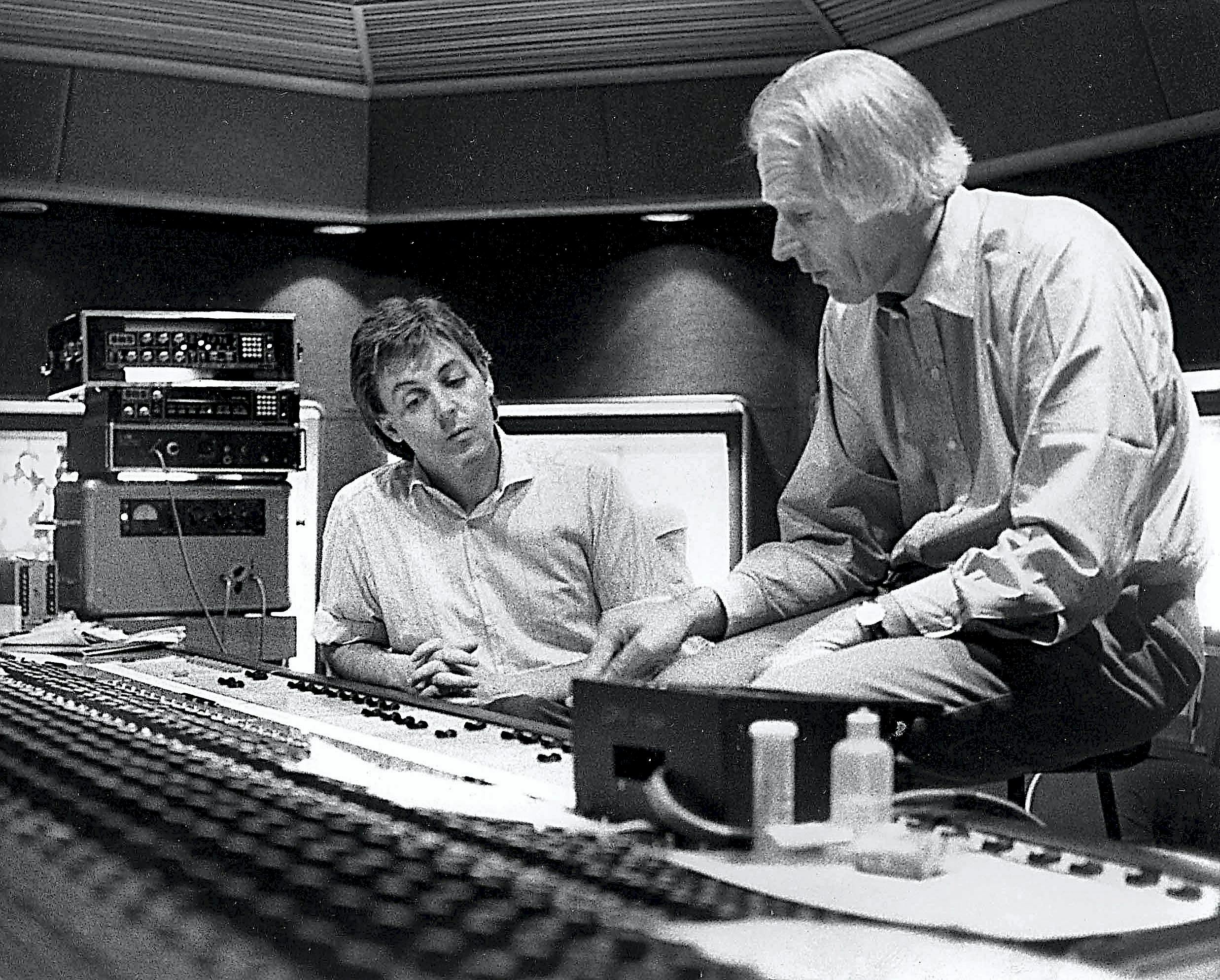 https://imgix.seoghoer.dk/media/article/paul_mccartney_med_george_martin_i_1980.jpg