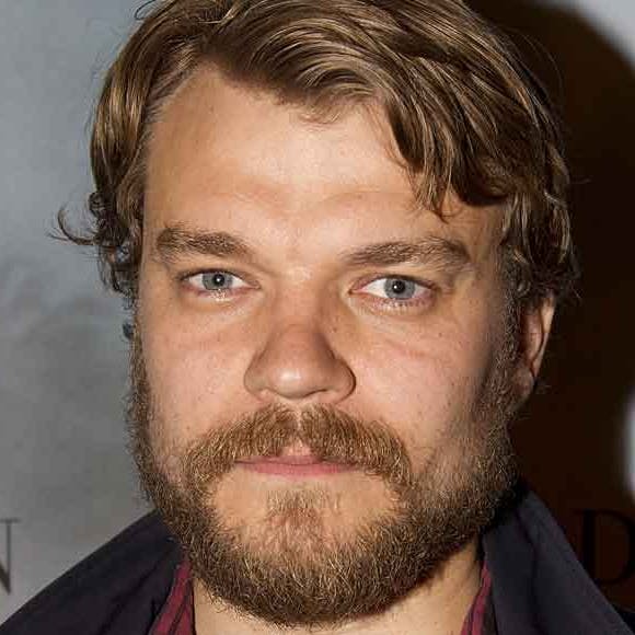 https://imgix.seoghoer.dk/media/article/pilou-asbaek.jpg
