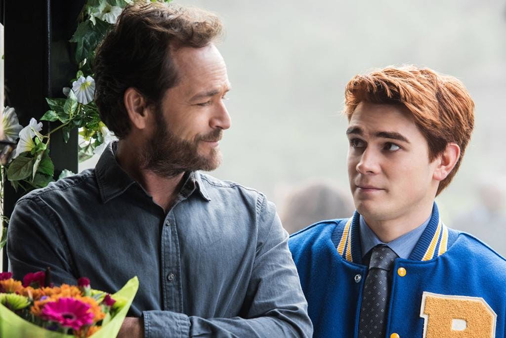 https://imgix.seoghoer.dk/media/article/rs_1024x684-190306142506-1024x684.riverdale-luke-perry-kj-apa-lp.3619.jpg