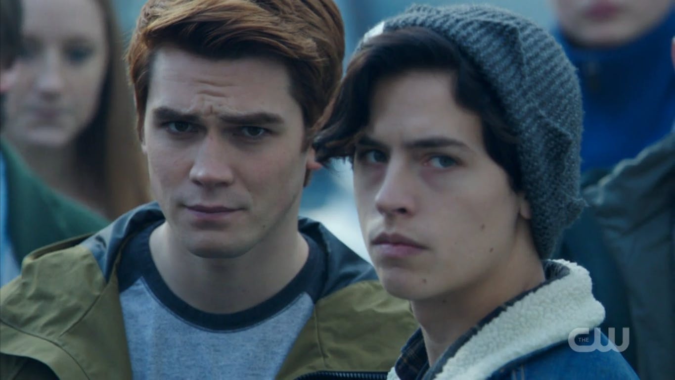 https://imgix.seoghoer.dk/media/article/season_1_episode_7_in_a_lonely_place_archie_and_jughead_in_the_crowd.png