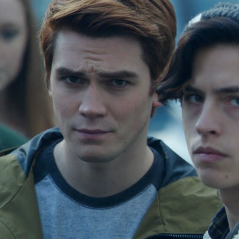 https://imgix.seoghoer.dk/media/article/season_1_episode_7_in_a_lonely_place_archie_and_jughead_in_the_crowd.png