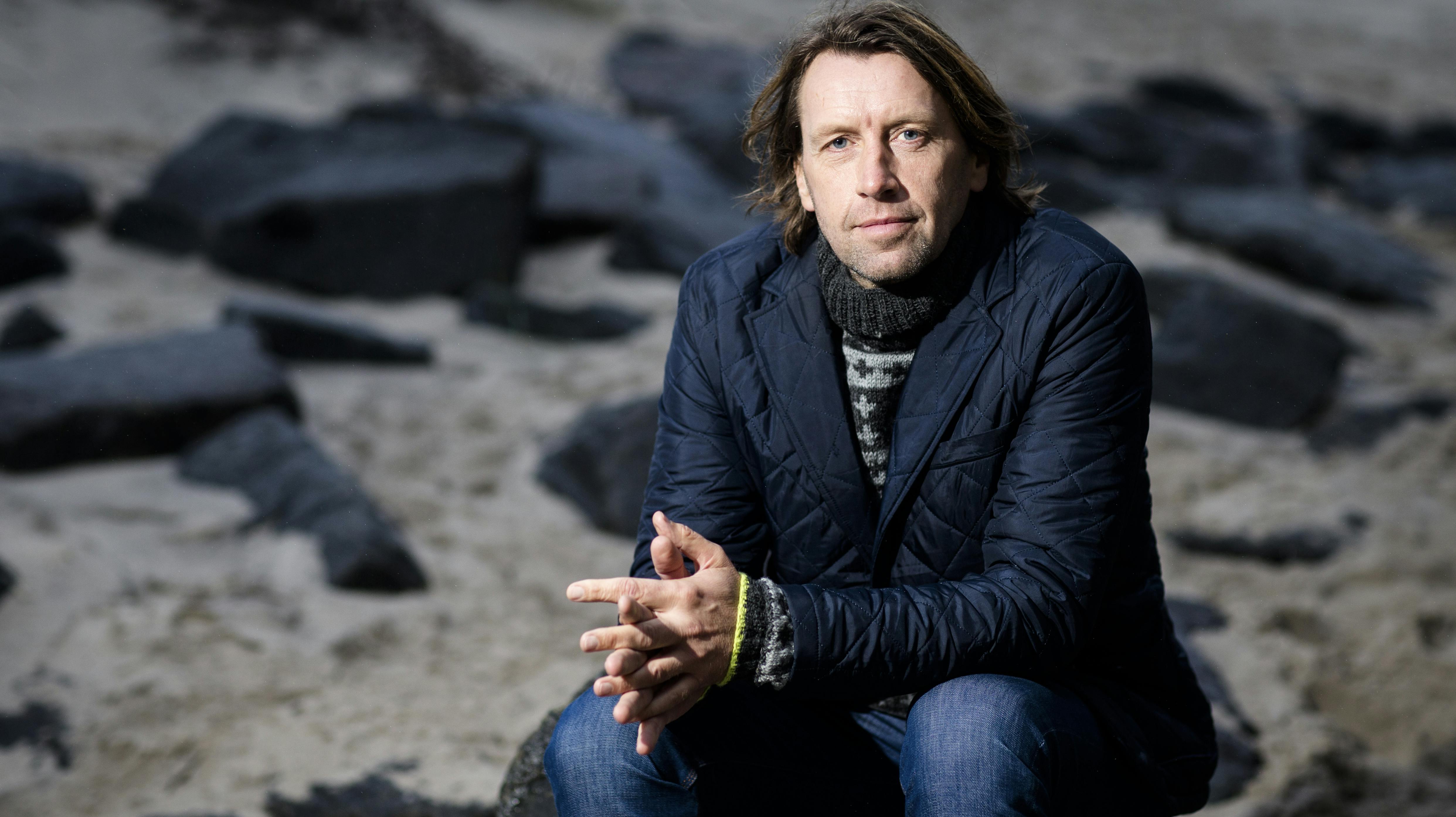 Sådan kender vi bedst Anders Agger: I den vilde natur ved Ringkøbing og klædt på efter forholdene. 1. juli hedder adressen imidlertid Østjylland i en villa, som tv-personligheden netop har skrevet under på.