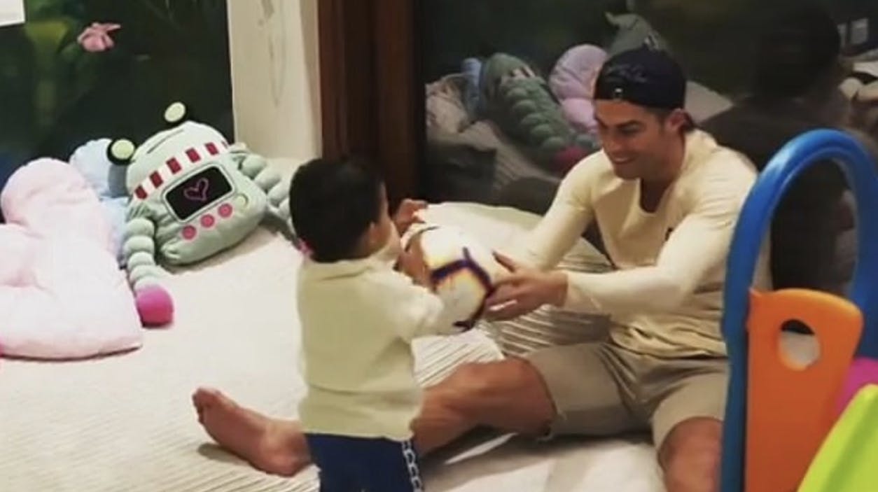 Cristiano leger med lille Mateo.