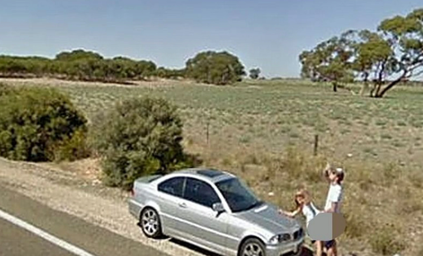 Par dyrkede sex i vejkanten Fanget på Google Street View SE og HØR
