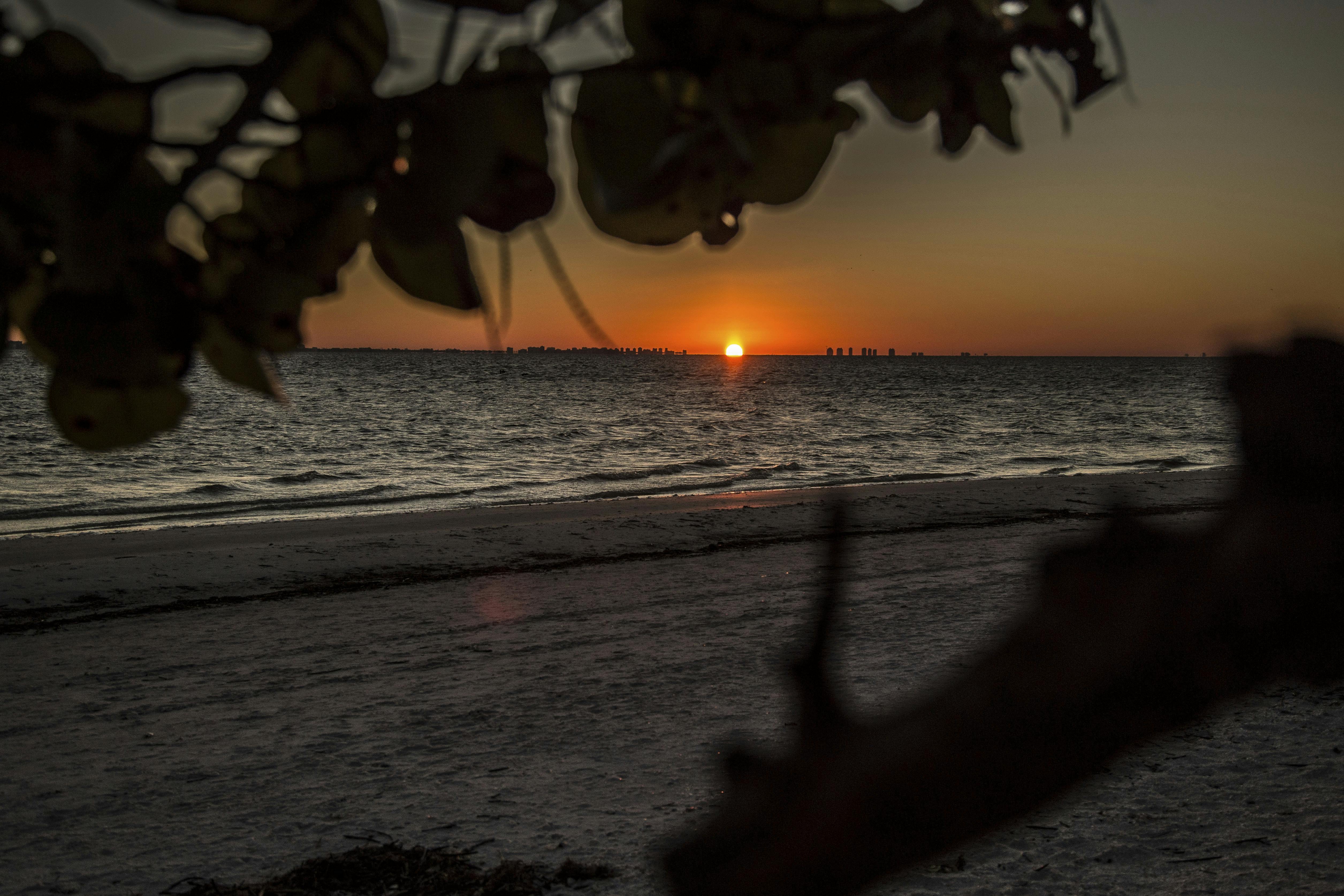 https://imgix.seoghoer.dk/media/article/solopgang_over_havet_-_sanibel_florida_-_foto_mikkel_bakgaard.jpg