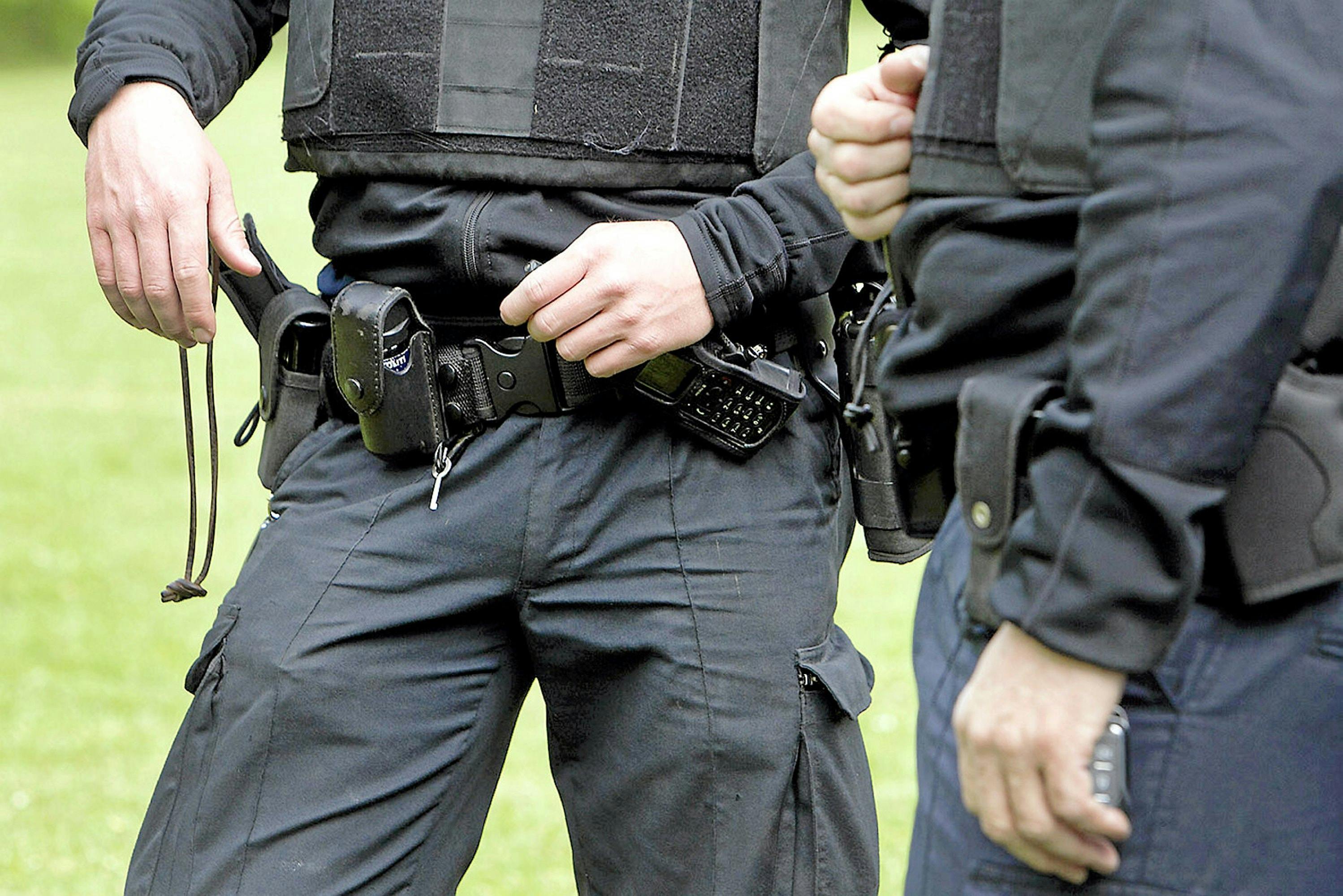 https://imgix.seoghoer.dk/media/article/to_politimaend_3000_x_2000.jpg