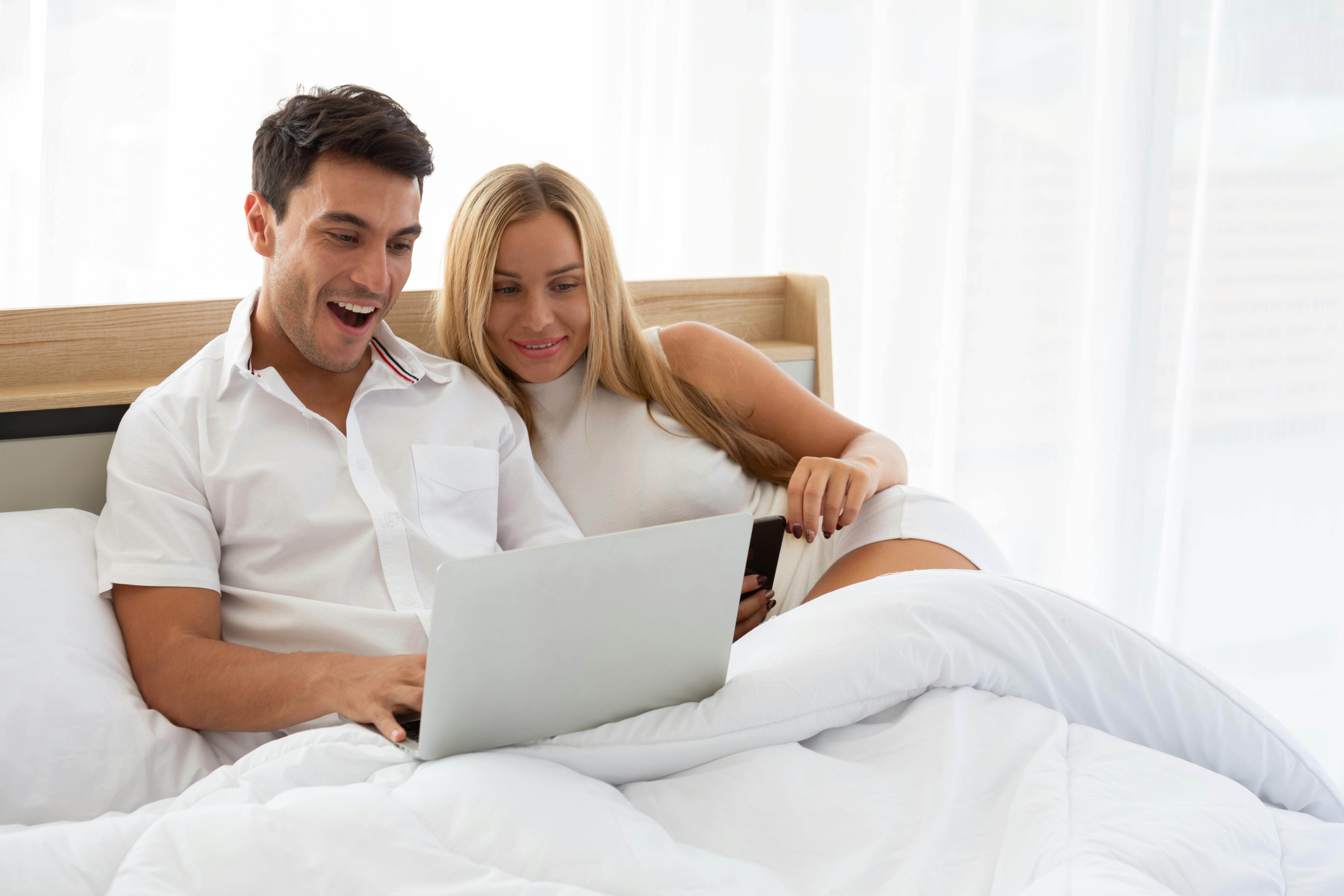ar, som nyder porno i fællesskab, melder om mere tilfredstillende forhold og sex.