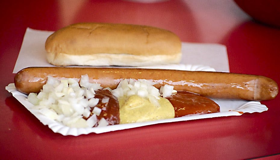 Ups! Pensionist betalte 840.000 for tre pølser og en kakaomælk