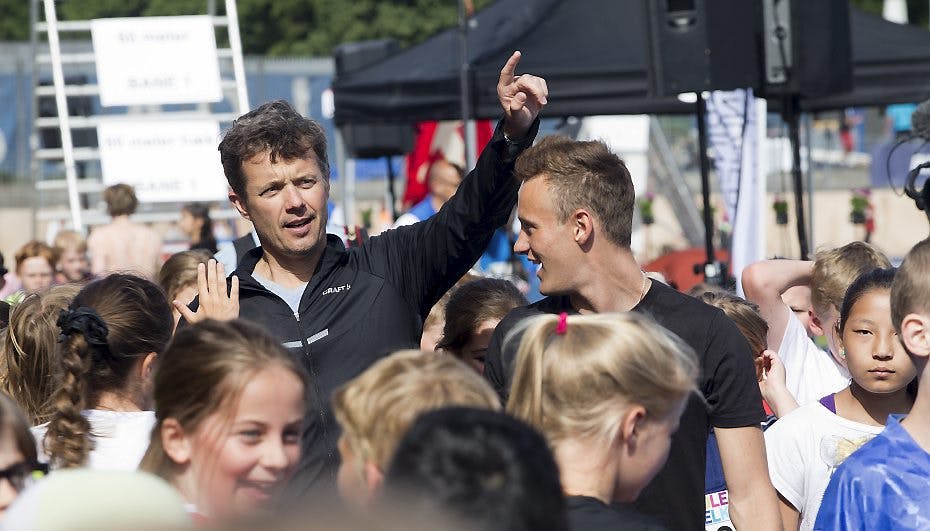 Kronprinsen var omringet af ellevilde skolebørn på Østerbro Stadion.