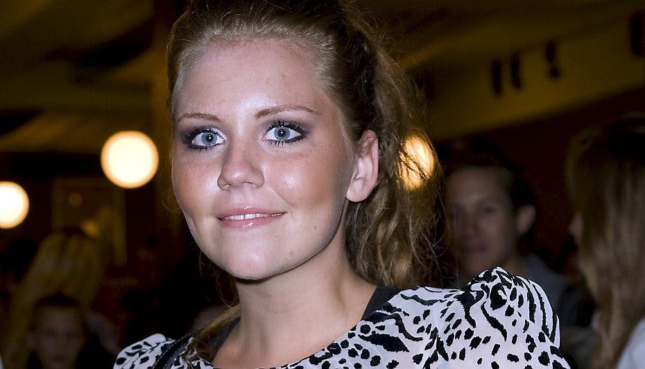 Smukke Anna fra "X Factor" venter sig